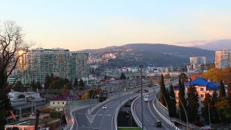 Vista-aérea-de-la-carretera-Doubler-de-Kurortnyy-Prospekt,-Sochi,-Rusia