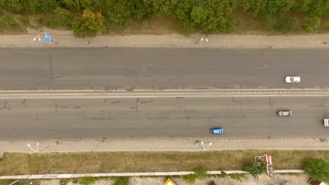 Toma-aérea-de-calle-de-la-ciudad-con-un-montón-de-coches.