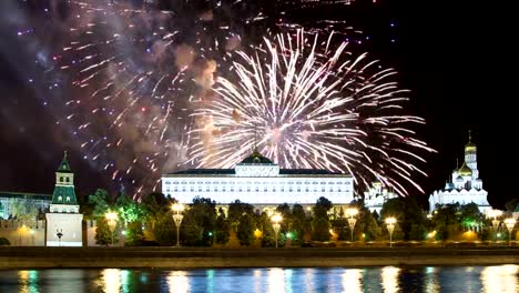 Fuegos-artificiales-sobre-el-Kremlin-de-Moscú,-Rusia