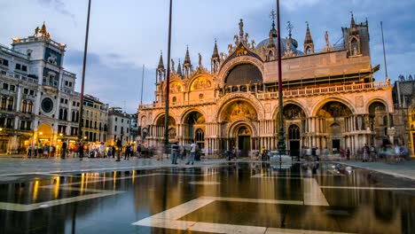 Basilica-of-Saint-Mark-and-crowds-of-tourists-in-square,-day-to-night-time-lapse