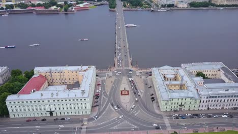 Russland-Sonnenuntergangszeit-Sankt-Petersburg-Suvorovskaya-quadratischen-Verkehr-Brücke-aerial-Panorama-4k