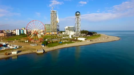 Hitos-de-Batumi,-en-primera-línea-de-playa,-Noria-y-Torre-alfabética-turismo