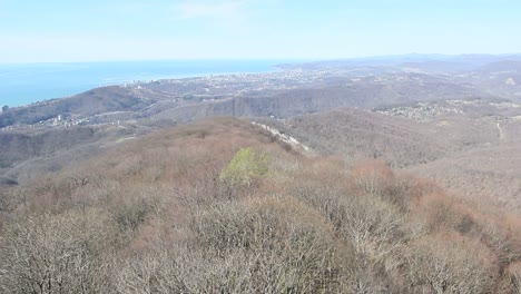 Blick-vom-Mount-Əmirov-auf-das-Meer-und-die-Berge