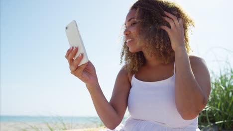 African-American-Frauen-mit-Smartphone-am-Strand