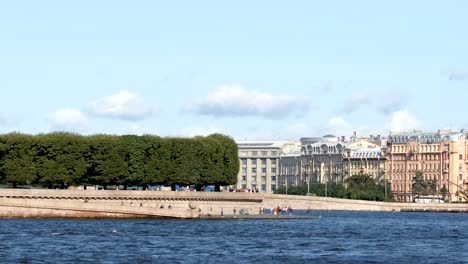 Embankment-of-the-spit-of-The-Vasilievsky-island-and-tourists-in-the-summer---St.-Petersburg,-Russia