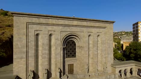 Außenseite-des-mittelalterlichen-Mesrop-Mashtots-Institut-der-alten-Manuskripte-in-Armenien