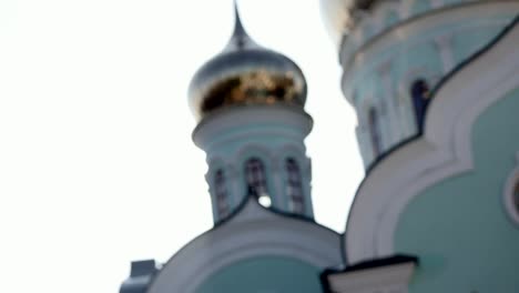 muy-hermosa-la-iglesia-ortodoxa-sobre-fondo-de-cielo