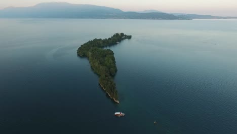 Panorama-des-wunderschönen-Gardasees-umgeben-von-Bergen,-Italien.-Videodreh-mit-Drohne