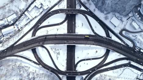 Vista-aérea-de-un-intercambio-de-la-carretera-de-turbina-en-Kiev.