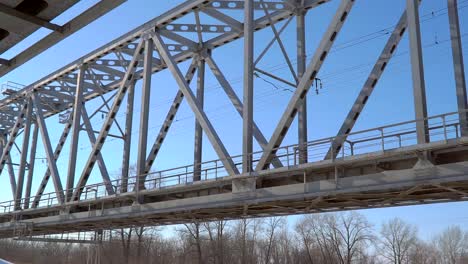 Puente-ferroviario-sobre-el-río-de-invierno