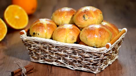 Pascua-Hot-Cross-bollos-en-una-cesta