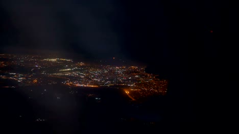 Beleuchtete-Stadt-Nacht-Flugzeug