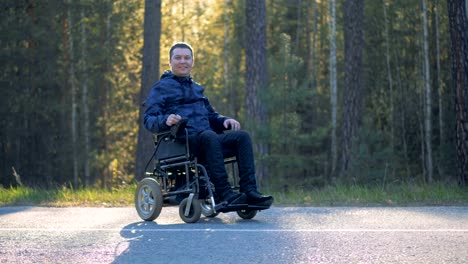 Ein-glücklicher-Patient-liegt-in-einem-Wald.