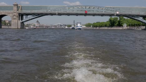 Ein-Blick-auf-Moskau-Wahrzeichen-mit-Freude-von-einem-Fluss-Schiff