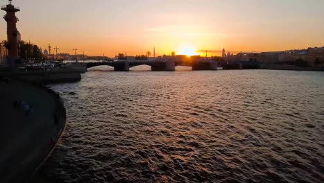 Vista-aérea-de-puesta-de-sol-sobre-el-río-Neva-en-San-Petersburgo,-Rusia.-Ciudad-de-la-isla-Vasilievskiy-desde-arriba,-video,-históricos-edificios-drone-cinematográfico-del-norte-capital