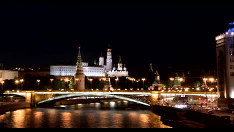 Kremlin-de-Moscú-y-el-terraplén-en-un-lapso-de-tiempo-de-noche-de-verano.