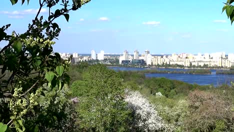 Blick-auf-das-linke-Ufer-des-Dnepr-und-Kiew