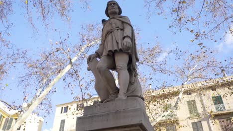 Estatua-de-los-hombres-en-la-calle,-Europa.-Estatua-del-famoso-hombre-en-medio-de-una-ciudad-europea.-Stock