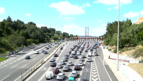 Durch-den-Punkt-der-Mautautobahn,-Mautstation-vorbeifahrende-Autos-in-der-Nähe-der-Brücke.-Lissabon,-portugal