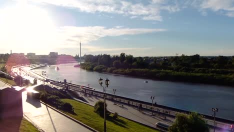 Rusia,-Tyumen---21-de-junio-de-2018:-TIMELAPSE-increíble-vista-de-la-costanera-de-la-ciudad-hermosa-al-atardecer