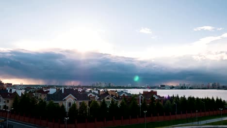 Blick-von-der-Aussichtsplattform-in-die-große-Stadt-bei-Sonnenuntergang-bei-bewölktem-Wetter