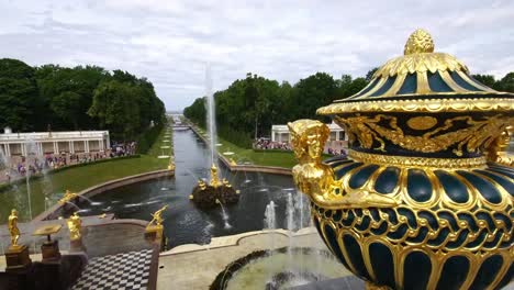 Tiro-de-seguimiento-que-muestra-fuentes-y-florero-en-el-parque-del-Gran-Palacio-Peterhof,-San-Petersburgo,-Rusia