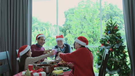 Jubel,-Senior-Mann-tragen-roten-Hut-und-essen-mit-der-Familie-am-Weihnachtstag