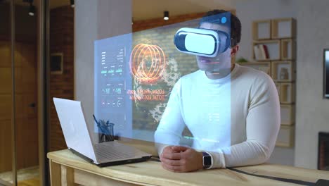 Mann-untersucht-Finanzstatistiken,-arbeitet-mit-futuristischer-Projektion-in-einem-vr-Set