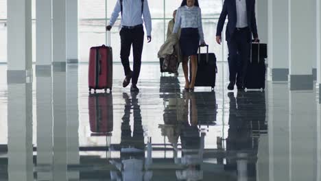 Empresarios-que-comienzan-su-viaje-en-la-estación-de-tren