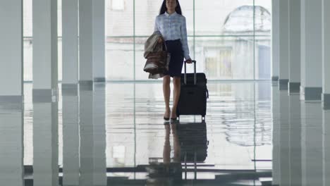 Mujer-de-negocios-georgiana-en-la-estación-de-tren