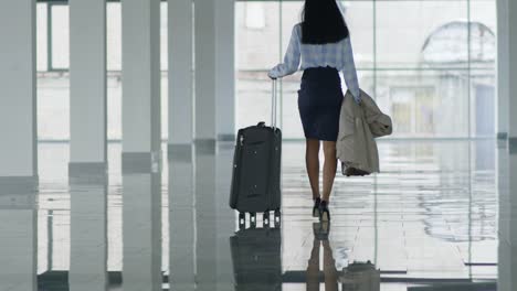 Mujer-de-negocios-comenzando-su-viaje-de-negocios-en-la-estación