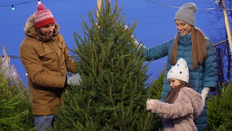 glückliche-Familie-kauft-Weihnachtsbaum-auf-dem-Markt