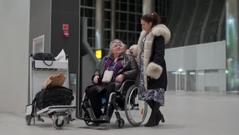 Servicio-de-silla-de-ruedas-en-la-terminal-del-aeropuerto,-discapacitado-sentado-en-silla-de-ruedas