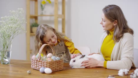 Happy-Girl-und-Frau-Streichelhase-zu-Ostern