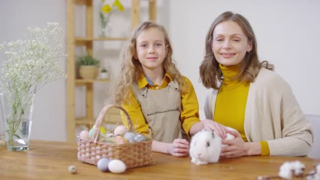 Frau-und-Mädchen-Petting-süße-Hase-zu-Ostern