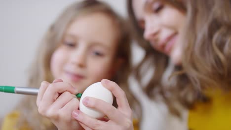 Sequenz-von-Mutter-und-Tochter,-die-sich-auf-Ostern-vorbereiten