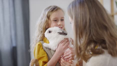 Sequenz-von-Frau-und-Mädchen-mit-Haustier-Hase-feiern-Ostern