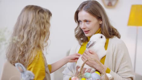 Secuencia-de-familia-con-conejito-de-mascotas-en-Semana-Santa