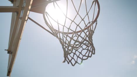 Nahaufnahme-Porträt-von-Basketballball-in-einen-Reifen-im-Freien-auf-dem-Platz-geworfen