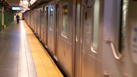 NYC-Subway-Train-entering-the-station-in-4K-Slow-motion-60fps