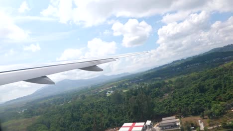 paisaje-montañoso-bajo-vista-azul-del-cielo-desde-el-avión-de-despegue