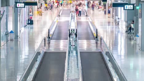 4K-Transporte-de-lapso-de-tiempo-de-personas-de-negocios-de-pasajeros-abarrotadas-y-turistas-caminando-a-través-de-la-terminal-del-aeropuerto-internacional-de-Bangkok-llegada-o-sala-de-salidas.-Transporte-de-negocios-y-concepto-de-viaje.