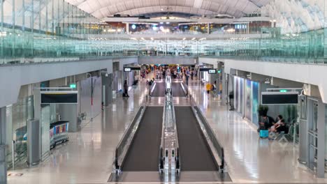 4K-Transporte-de-lapso-de-tiempo-de-personas-de-negocios-de-pasajeros-abarrotadas-y-turistas-caminando-a-través-de-la-terminal-del-aeropuerto-internacional-de-Bangkok-llegada-o-sala-de-salidas.-Transporte-de-negocios-y-concepto-de-viaje.