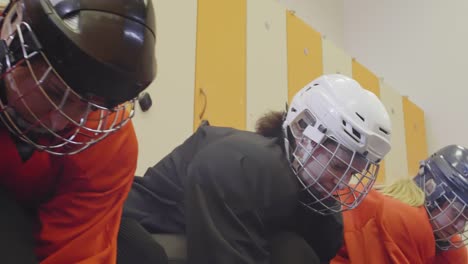 Equipo-de-Hockey-Femenino-en-Dressing-Room