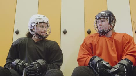 Weibliches-Hockey-Team-in-Garderobe