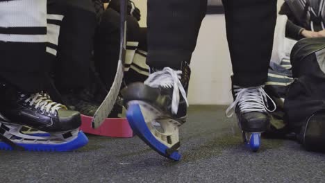 Nicht-wiederzuerkennender-Hockeyspieler,-der-Schlittschuhe-trägt