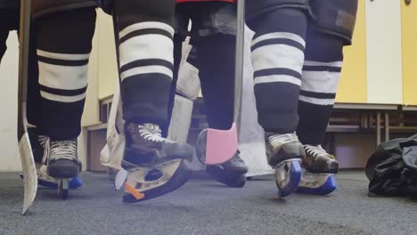 Mehrere-nicht-wiederzuerkennende-Hockeyspieler,-die-Schlittschuhe-tragen