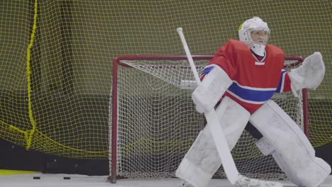 Sportlerinnen-spielen-Hockey-Drinnen