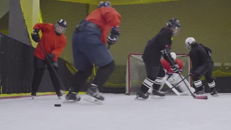 Wenige-Leute-spielen-Hockey-Drinnen