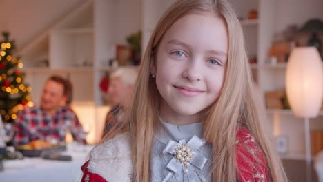 Retrato-de-una-niña-rubia-Año-Nuevo-Navidad-fondo-familia-sonriendo